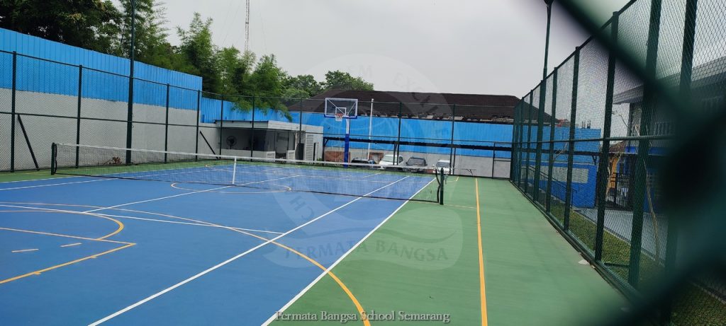 Akademi Tenis Permata Bangsa di Semarang - Lapangan tenis yang bersemangat menampilkan fasilitas unggulan di Akademi Tenis Permata Bangsa, tempat para pemain mengasah keterampilan mereka dalam lingkungan yang modern.